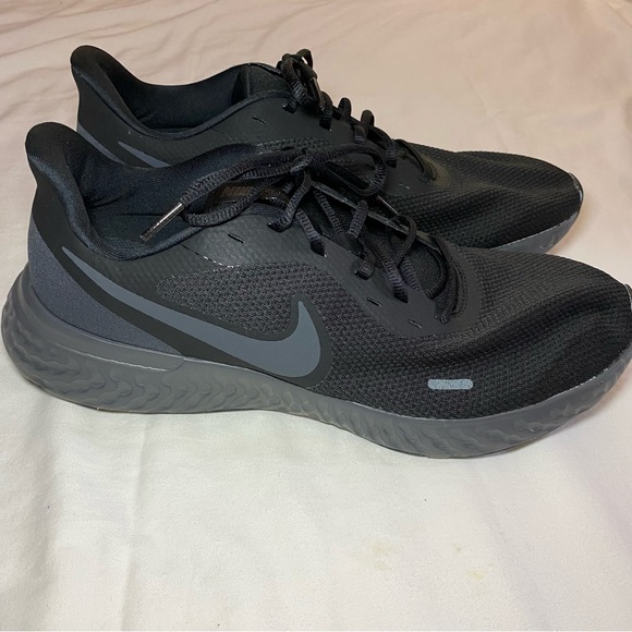 Black Men’s Nike Running Shoes - Picture 5 of 11